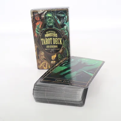 Tarot kort (tarot cards, tarot deck, tarot set,  oracle cards, divination cards, fortune telling,  universal monsters, horror theme, gothic style,  vintage horror, classic monsters, film inspired,  spiritual tools, esoteric, mystic items,  witchy aesthetic, occult style,  goth aesthetic, dark aesthetic, spooky vibe,  collector item, unique deck, themed cards,  art cards, illustrated deck, design piece,  gift idea, spiritual gift, unique present,  halloween item, spooky decor,  pinterest aesthetic, tiktok trend,  beginner tarot, tarot reading, spiritual journey) från Universal Monsters