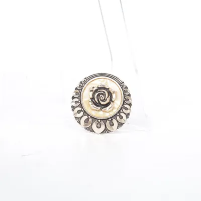 Brosch (Silverfärgad) Okänd metall