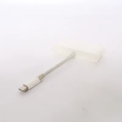 VGA adapter (A1620 EMC 2878) from Apple