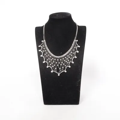 Halsband (Silverfärgad) Okänd metall