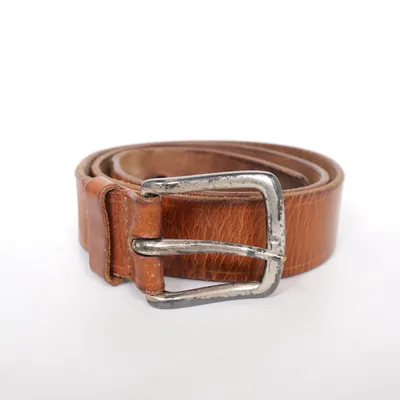 Bælte (Hochwertiger Ledergürtel von Kreis Ledermanufaktur in Cognac. Größe 105, breite Rindlederfläche, markante Metallschließe. Made in Germany. Sehr gute Verarbeitung, leichte Patina.) fra Kreis Ledermanufaktur Læder