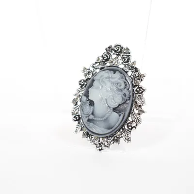 Brosch (Silverfärgad, Svart) Okänd metall