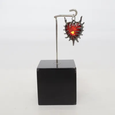 Pendentif (Rouge, Noir) Métal inconnu
