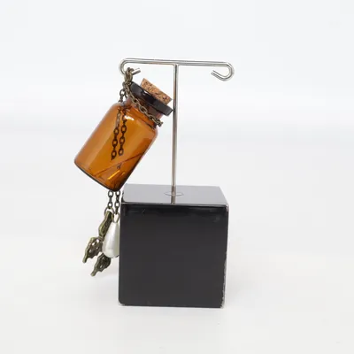 Hänge (Brun) Okänd metall