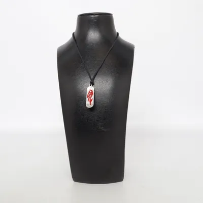 Halsband (Svart, Röd, Silverfärgad) Okänd metall