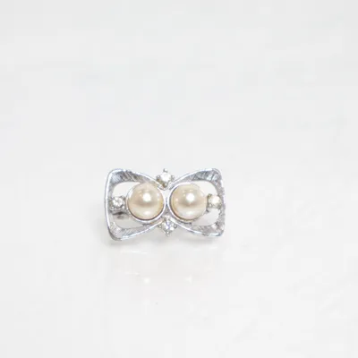 Brosch (Silverfärgad, Vit) Okänd metall