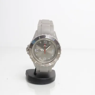 Wristwatch (Gray) from Quartz  