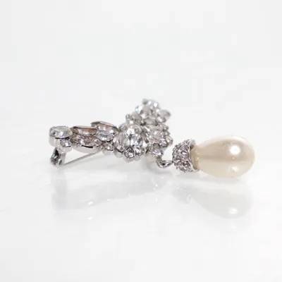 Brosch (Silverfärgad) Okänd metall