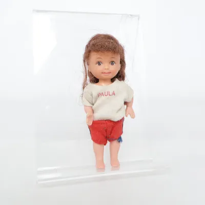 Poupée (Vintage doll, retro doll, collectible doll, miniature doll, small vintage doll, cute doll figure, nostalgic toy, retro toy collectible, old doll, miniature toy figure, vintage childhood toy, cute collectible doll, tiny doll, classic doll figure, retro kids toy, nostalgic collectible, doll collector item, vintage miniature figure, kawaii doll, adorable retro toy, doll with outfit, toy collector piece, rare vintage doll, cute nostalgic toy, retro aesthetic toy, old school doll, miniature collectible, childhood nostalgia, doll collection, vintage toy aesthetic vintage toy, retro doll, collectible, nostalgic, kawaii, cute aesthetic, childhood nostalgia, retro aesthetic, miniature toy, doll collector, vintage inspired, old toy, cute collectible, toy collection, retro vibes, miniature figure, dollcore, nostalgic aesthetic, pinterest aesthetic, tiktok vintage, adorable toy, whimsical style, vintage kids toy, collectible figure, retro collectible, cute retro style, old school toy, nostalgic childhood, miniature doll, vintage aesthetic) de M & C