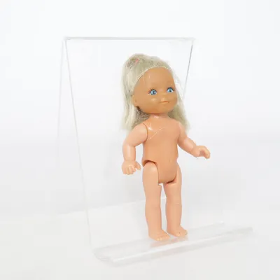 Poupée (Vintage Simba doll, retro doll, collectible doll, miniature doll, Simba toy doll, nostalgic toy, vintage toy figure, retro collectible, small doll figure, old doll, miniature collectible, classic toy, vintage childhood toy, cute retro doll, doll collector item, retro toy aesthetic, tiny doll, nostalgic collectible, vintage miniature doll, adorable toy figure, collectible vintage toy, doll collection, retro kids toy, old school doll, miniature figure vintage toy, retro doll, nostalgic aesthetic, collectible toy, childhood nostalgia, doll collector, retro vibes, miniature toy, vintage aesthetic, old toy, kawaii, cute collectible, dollcore, retro style, pinterest aesthetic, tiktok vintage, nostalgic childhood, toy collection, adorable retro toy, miniature figure, classic doll, vintage collectible, retro inspired, cute vintage, collector item, toy photography, retro childhood, vintage nostalgia, small doll, timeless toy) de Simba