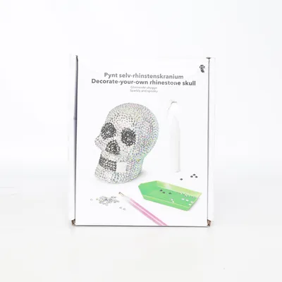 Pyssel (Decorate-Your-Own Rhinestone Skull) från Flying Tiger