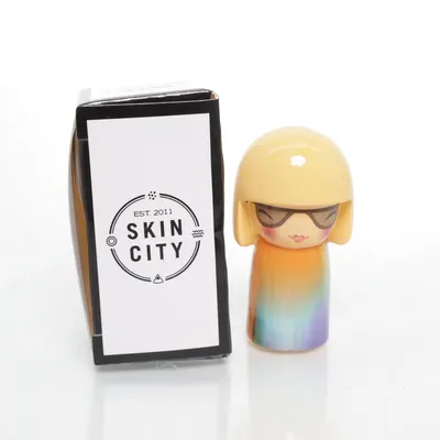 Kokeshi (Svart, Vit) från Skincity