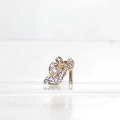 Brosch (Guldfärgad, Vit) Okänd metall