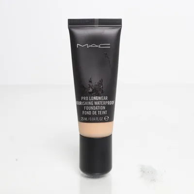 Foundation (Pro Longwear Nourishing Warerproof Fou dation nw22) från MAC