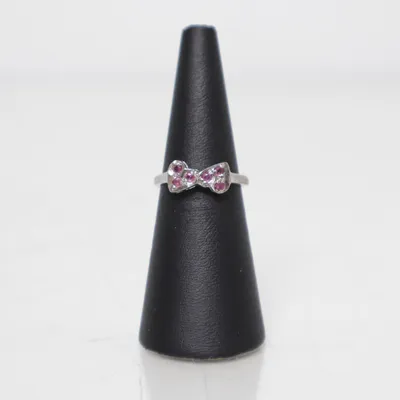 Ring (Dainty vintage ring featuring pink rhinestones in a delicate bow shape) van Vintage Onbekend materiaal