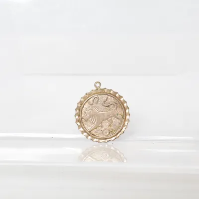 Hänge (Guldfärgad) Okänd metall