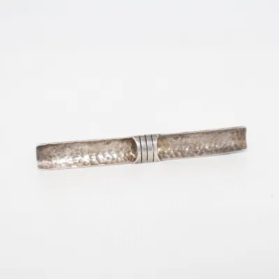 Brosch (Silverfärgad) Okänd metall