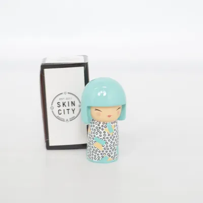 Kokeshi (Kokeshi) fra Skincity