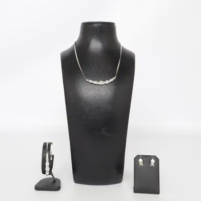 Smyckesset (Silverfärgad) från Avon Okänd metall