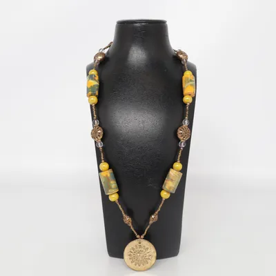 Halsband (Gul, Brun, Flerfärgad) Okänd metall