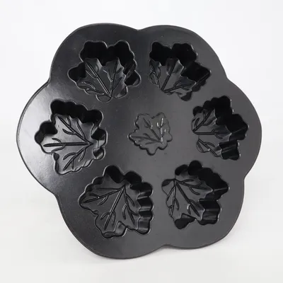 Baking tin (Autumn Leaf Cakelet Pan) from Nordic Ware