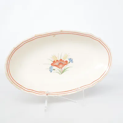 Serveringsskål (vintage platter, vintage serving plate, vintage ceramic platter, floral serving platter, retro ceramic, farmhouse decor, cottagecore kitchen, granny chic, grandmillennial, rustic home decor, vintage aesthetic, old fashioned kitchen, timeless decor, floral motif, hand painted style, collectible vintage, heirloom decor, kitchen display, tea party decor, romantic home decor, vintage dining, classic tableware, retro home, nostalgic style, antique inspired, flea market find, thrift find, unique vintage decor, porcelain dish, ceramic tableware, serving ware, retro platter, flower decor, kitchen styling, home styling, cozy home, cottage aesthetic, country kitchen, french country decor, romantic cottagecore, vintage lover, collectible plate, decorative serving tray, retro collectible, old ceramic, vintage floral, retro kitchen decor, scandinavian vintage, nordic vintage, old dish, timeless vintage, shabby chic, rustic chic, cozy cottage, vintage find, retro floral, vintage home styling, aesthetic decor, boho cottage, rare find, one of a kind, classic vintage, old time charm, retro serving dish, decorative plate, display plate, collectible home decor, preloved vintage, sustainable style, eco decor, slow living, flea market style, curated vintage, heritage decor, european vintage, handmade feel, nostalgic home, retro elegance) från Arabia