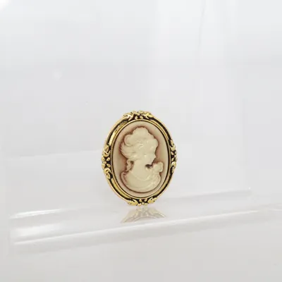 Brosch (Guldfärgad, Beige) Okänd metall