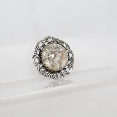 Brosch (Silverfärgad) Okänd metall