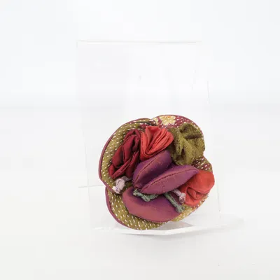 Brosch (Flerfärgad) Okänd metall