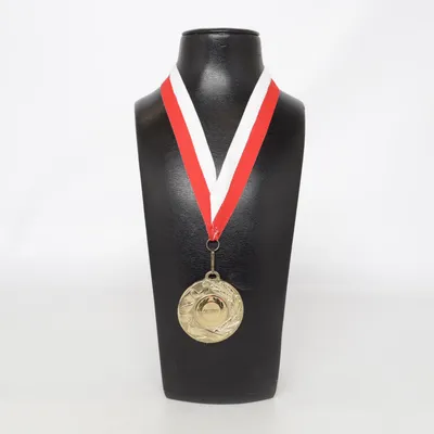 Medalj (Guldfärgad, Röd, Vit) Okänd metall