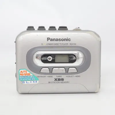 Lecteur de cassette (RQ-E10V Walkman med digital AM/FM-tuner.Utrustad med XBS (Extra Bass System) samt en digital AM/FM-radio med 20 förinställda stationer Auto Reverse, LCD-skärm för visning av radiofrekvens/funktion samt reglage för knapplås (Hold). Drivs av 2 AA-batterier.) de Panasonic