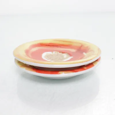 Assiett (Gul, Röd, Vit) från Thun