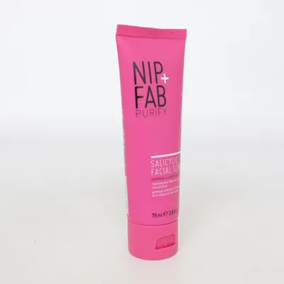 Ansiktsskrubb (Salicylic Fix) från NIP+FAB