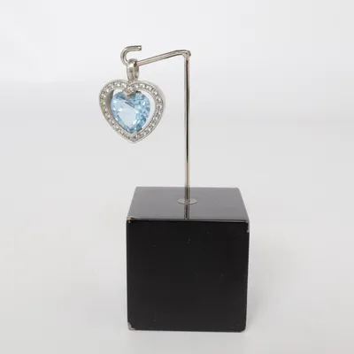 Hänge (Blå, Silverfärgad, Vit) Okänd metall