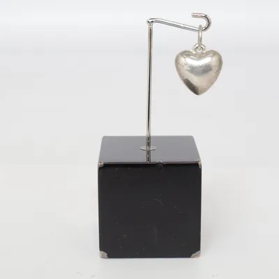 Hänge (Silverfärgad) Okänd metall