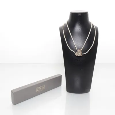 Halsband (Beige) från Charlotte Bonde Okänd metall