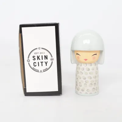 Kokeshi (Grå) från Skincity