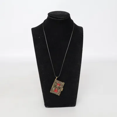 Collier (Noir, Or, Rouge) Métal inconnu
