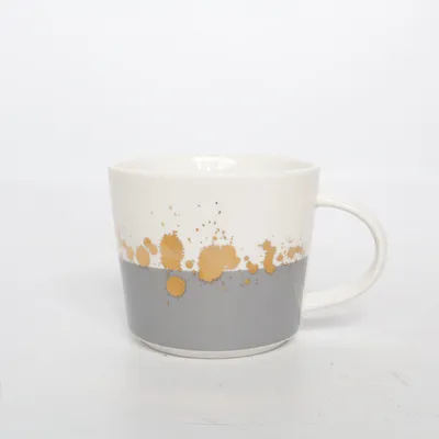 Becher (Weiß, Grau, Gold) von Morgan Madison