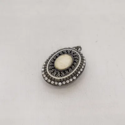 Hänge (Silverfärgad, Beige) Okänd metall