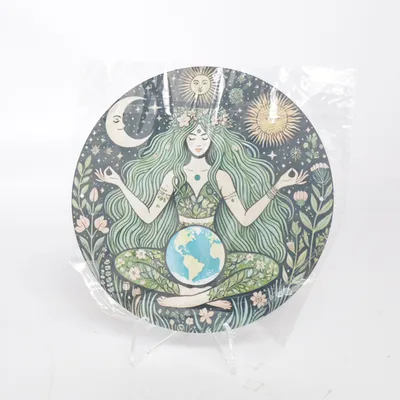Väggdekoration (gaia, earth mother, mother earth, goddess, divine feminine, spiritual decor, meditation, mindfulness, altar decor, ritual item, sacred space, pagan, wicca, nature spirit, earthy style, boho, bohemian, gothic, goth decor, mystical, esoteric, zen, yoga, healing, calming decor, spiritual gift, unique home decor, handmade style, vintage look, fortune, fortune teller, mermaid)