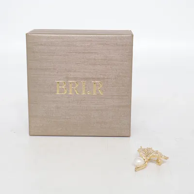 Brooch (Gold, White) from BR Unknown metal