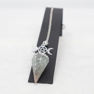 Halsband (Pendel mit Edelstein ) Okänd metall