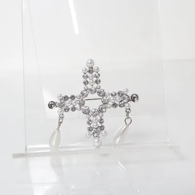Brosch (Silverfärgad, Vit) Okänd metall