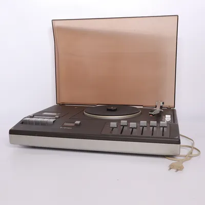 Tourne-disque (Philips GR 814 / 22GR814Funktioner: Integrerad vinylskivspelare, kassettbandspelare (kassettdeck) och stereoförstärkare med horisontella skjutreglage (potentiometrar) för ljudjustering.) de Philips