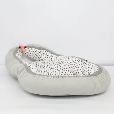 Babynest (Grå, Vit, Svart) från Done by Deer