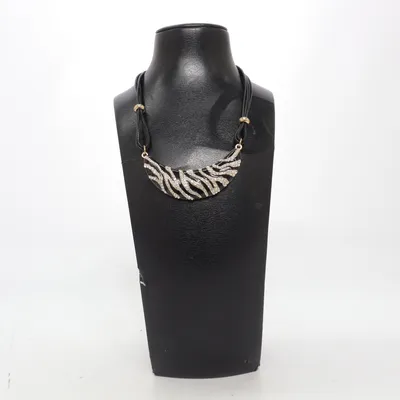 Collier (Noir, Blanc) Métal inconnu