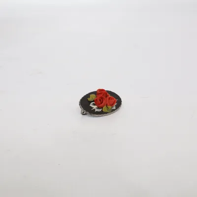 Brosch (Svart, Röd, Grön) Okänd metall