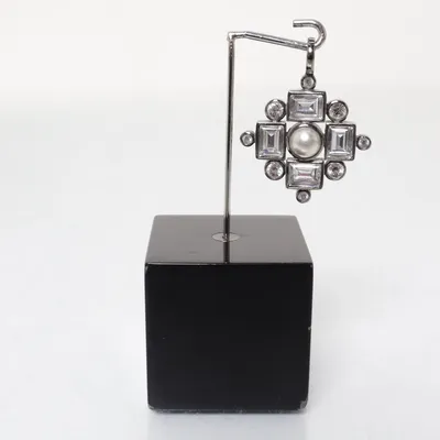 Hänge (Silverfärgad) från Dyrberg/Kern Okänd metall