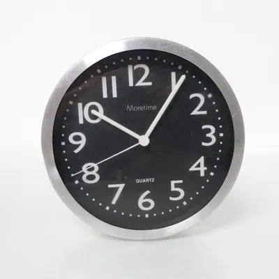 Väggklocka (Silverfärgad, Svart) från Moretime